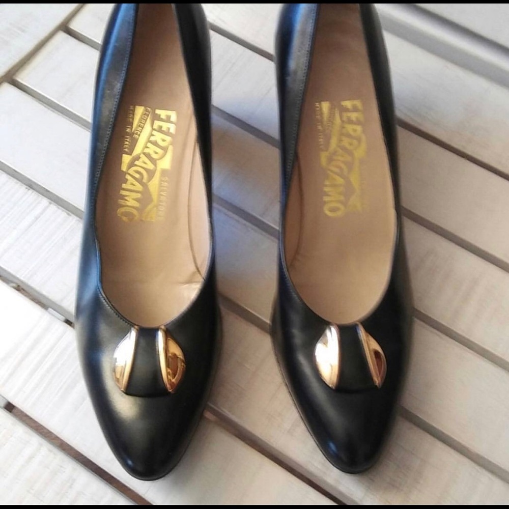 Salvatore Ferragamo 7 AA black & Gold Kitten Pump
